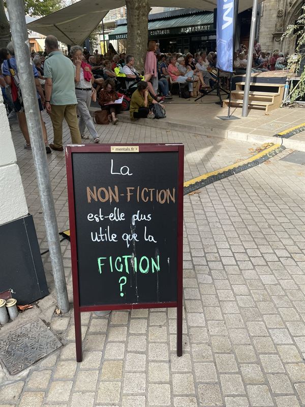 Ardoise Mentals devant le public d’une lecture en plein air : « La non-fiction est-elle plus utile que la fiction ? »